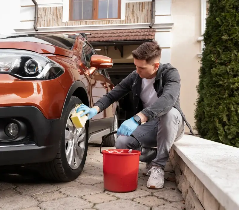 Lavage auto à domicile Vertolaye : professionnel intervenant sur un véhicule